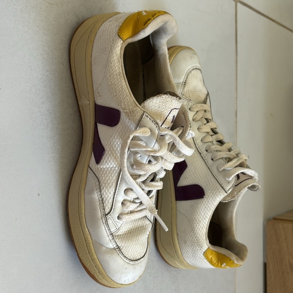 Veja Sneakers V-12 👟 with purple and yellow details - Picture 8 of 8